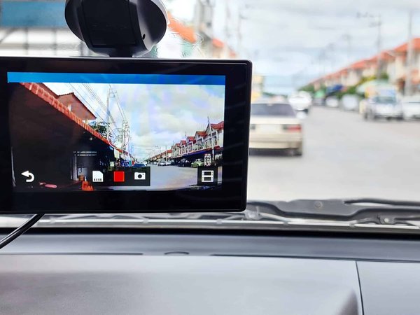 Comment bien choisir une dashcam avec vision nocturne et capteurs de mouvement pour une sécurité accrue?